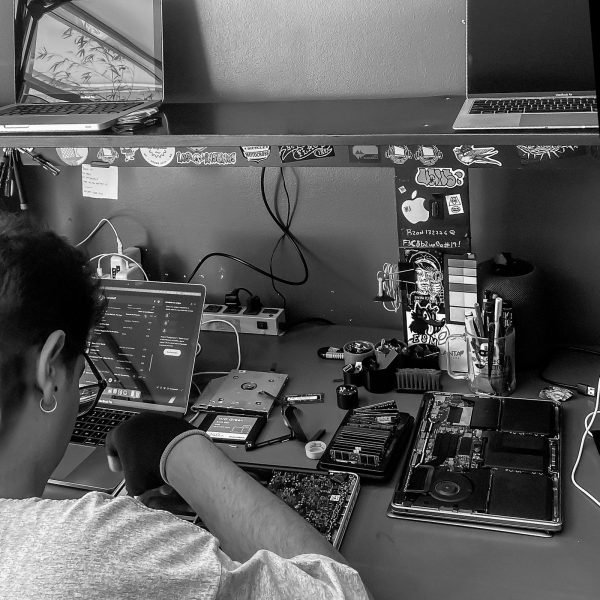 mecanica-de-mac-laboratorio-macbook-pro-bancada.jpg